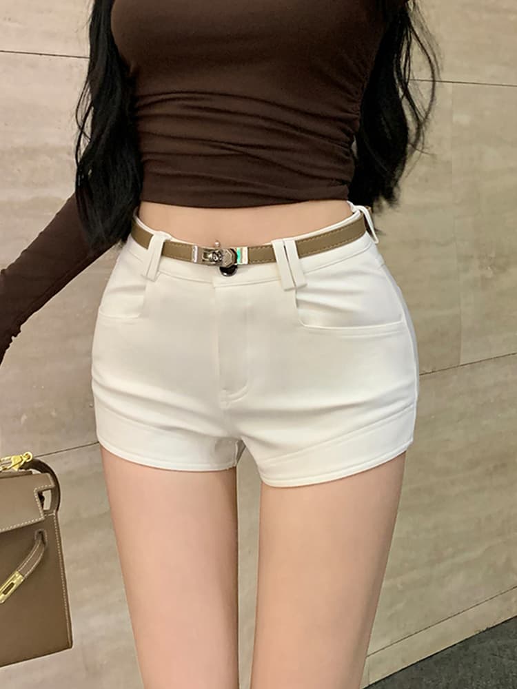 白パンツ ベルト付きホットパンツ
