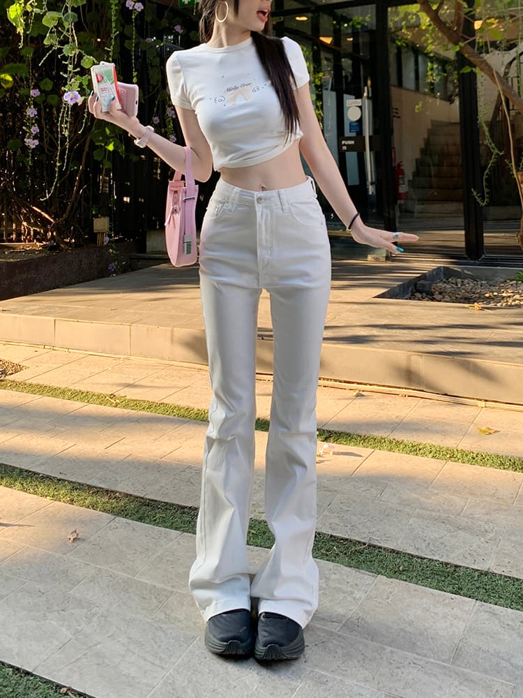 白パンツ 美脚際立つ裾広がりデニム