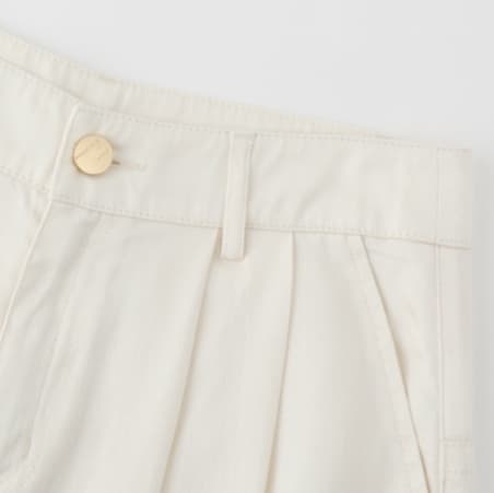 白パンツ プリーツ入り ワイドパンツ