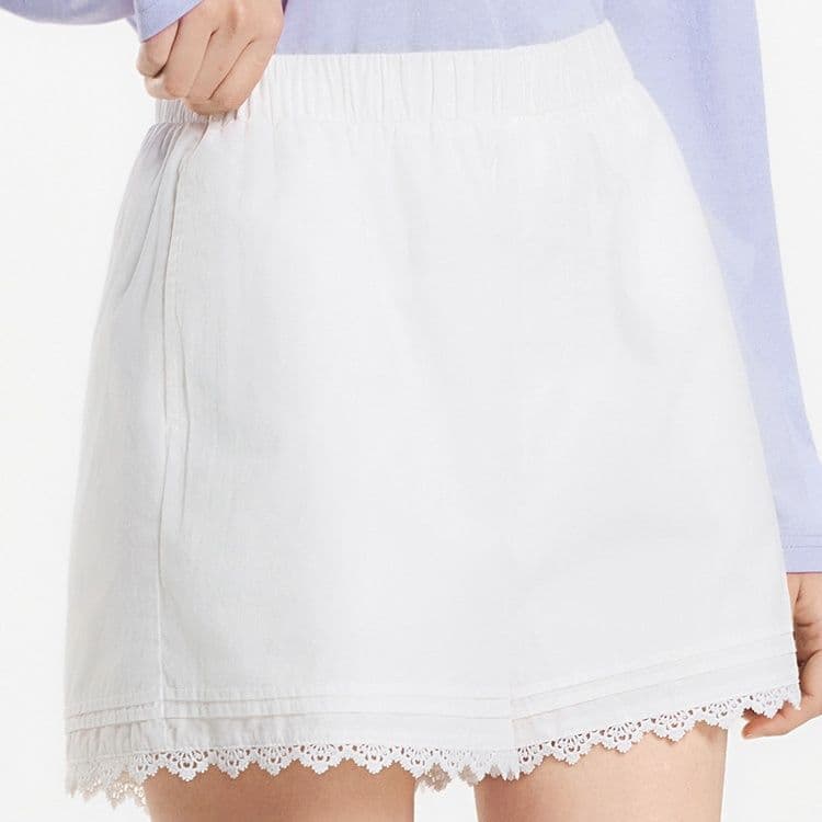 白パンツ レース縁取り優美ショートパンツ