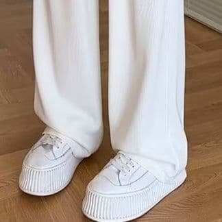 白パンツ 流れるような優雅なワイドパンツ