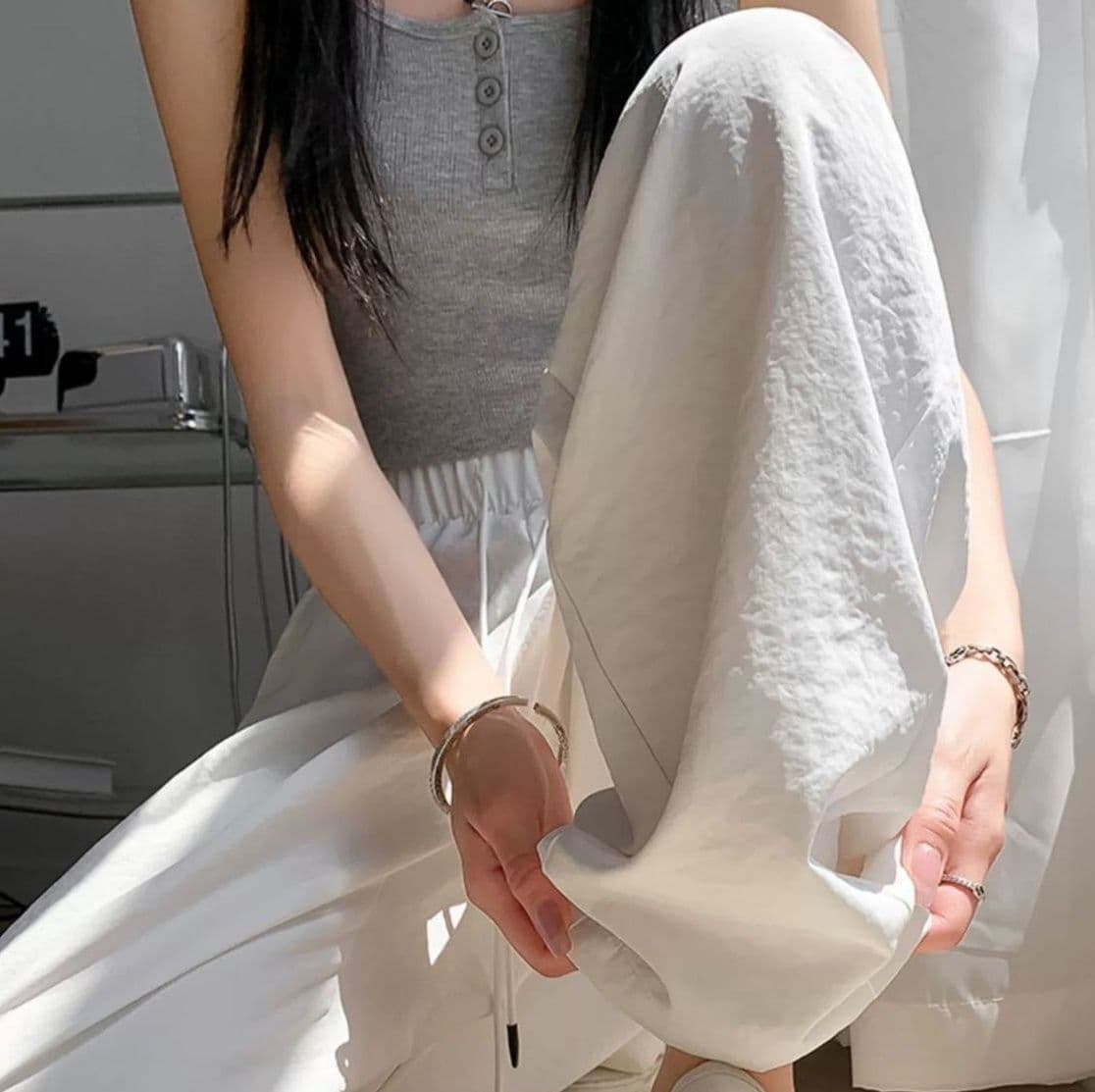 白パンツ 優雅な装いリラックスストレート