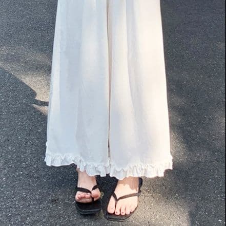 白パンツ 裾フリル付きワイドレッグ麻混素材パンツ