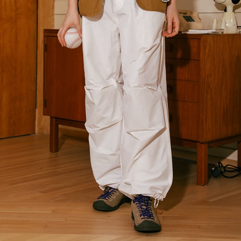 白パンツ ゆったりシルエット裾絞り紐付きカーゴパンツ