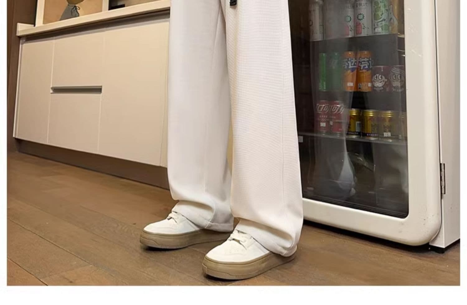 白パンツ プリーツ風サイドベルトストレートパンツ
