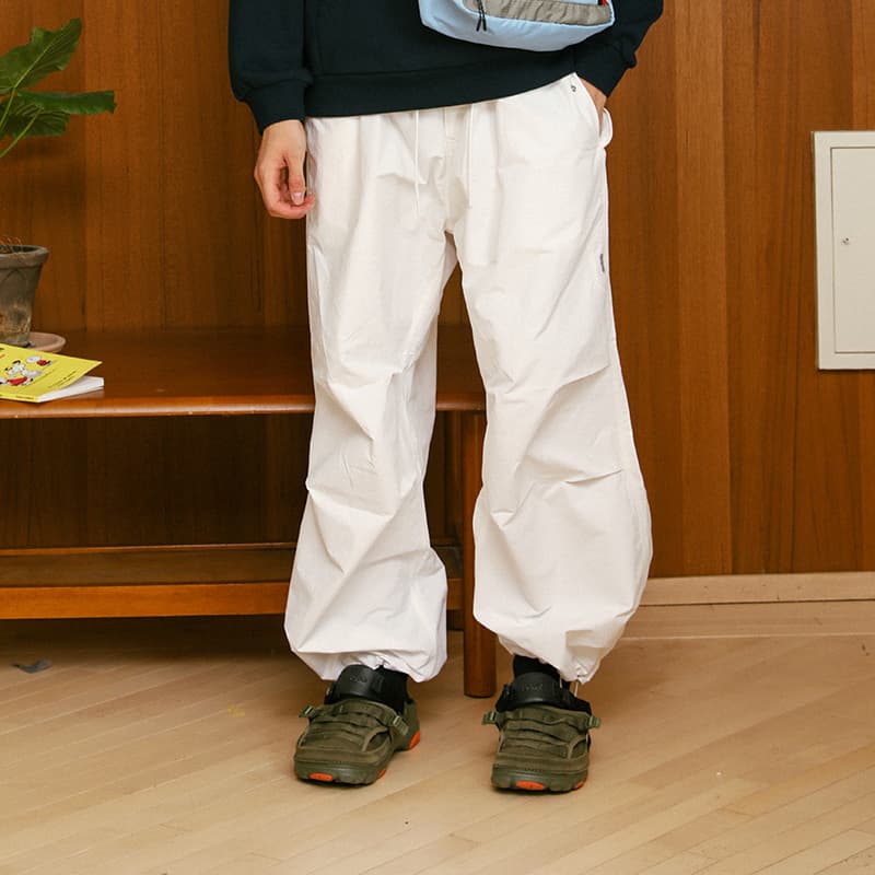 白パンツ ゆったりシルエット裾絞り紐付きカーゴパンツ