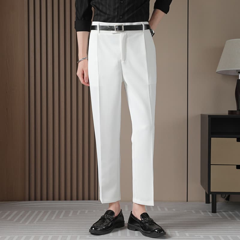 白パンツ 洗練されたテーパードスラックス