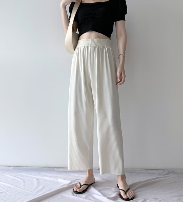 白パンツ なめらかプリーツストレートパンツ