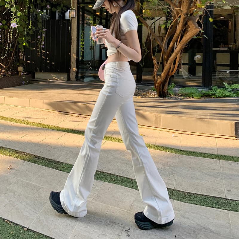 白パンツ 美脚際立つ裾広がりデニム