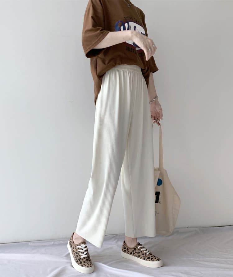 白パンツ なめらかプリーツストレートパンツ