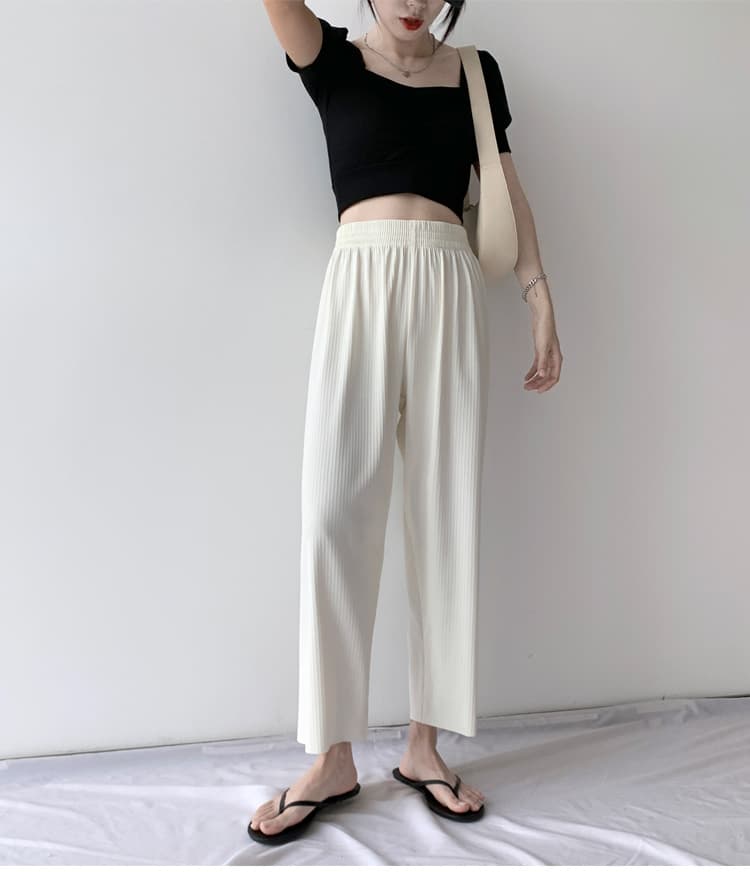白パンツ なめらかプリーツストレートパンツ